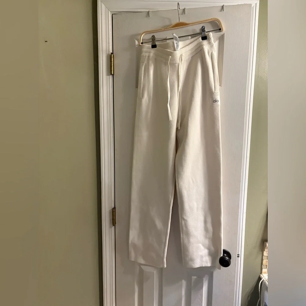 ALO Yoga Scholar Straight Leg Sweatpant XS Ivory NWT - Picture 4 of 7